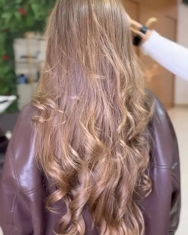 Antes: cabelo cacheado com volume e frizz