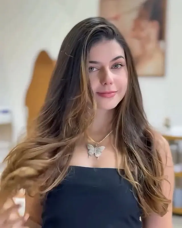 Depois: moreno iluminado com brilho e dimensão