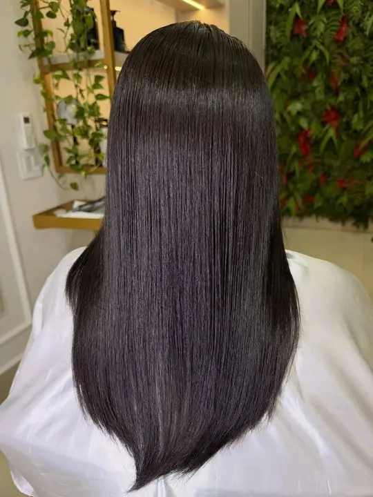 Cabelo liso, alinhado e com brilho feito no studio