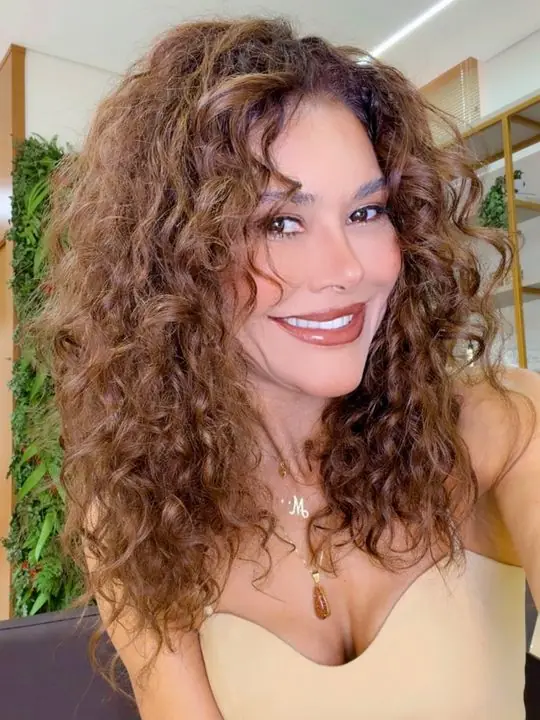 Cabelo cacheado definido