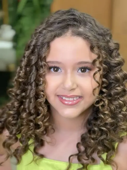 Corte infantil em cabelo cacheado