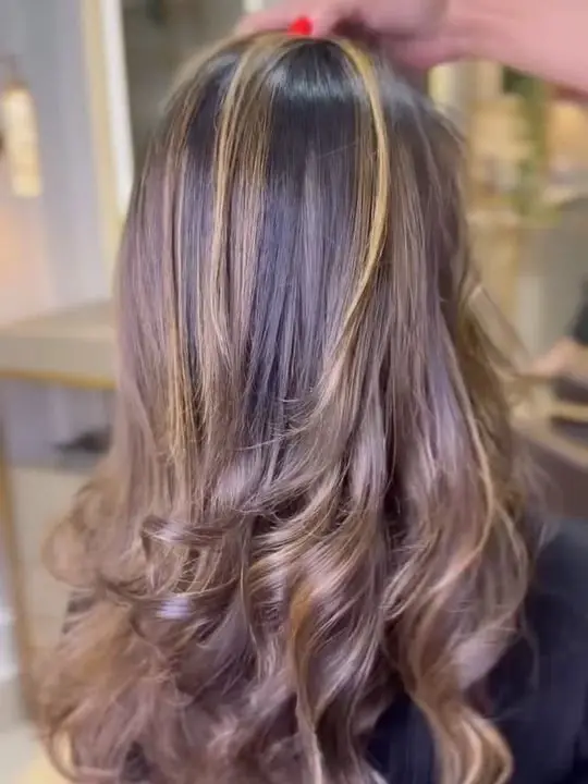 Moreno iluminado com mechas